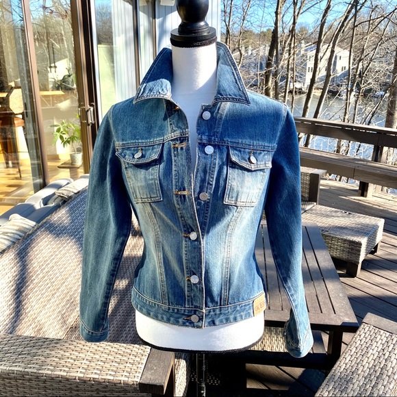 Guess Jackets & Blazers - HP⭐️🔥GUESS VINTAGE Jean Jacket ! 🌼SO COOL ! Pristine condition , tapered fit